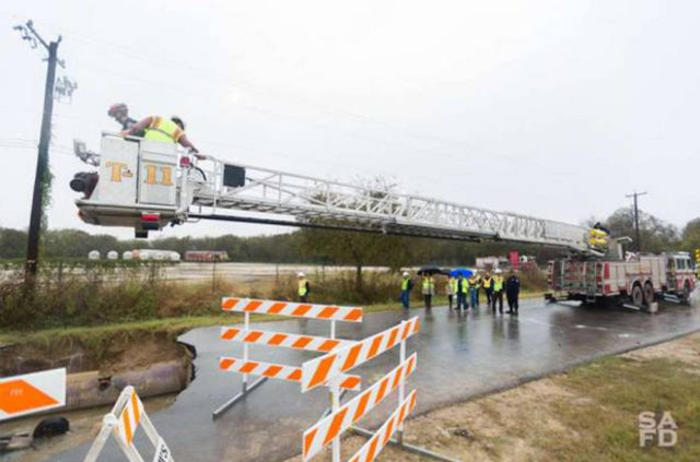 Yer yarıldı, içine girdiler! - 8