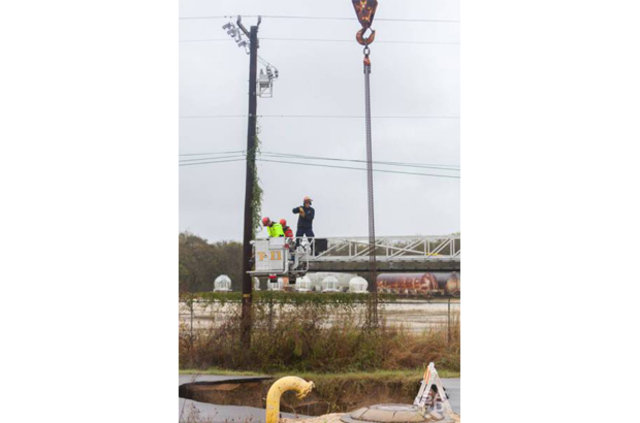 Yer yarıldı, içine girdiler! - 11