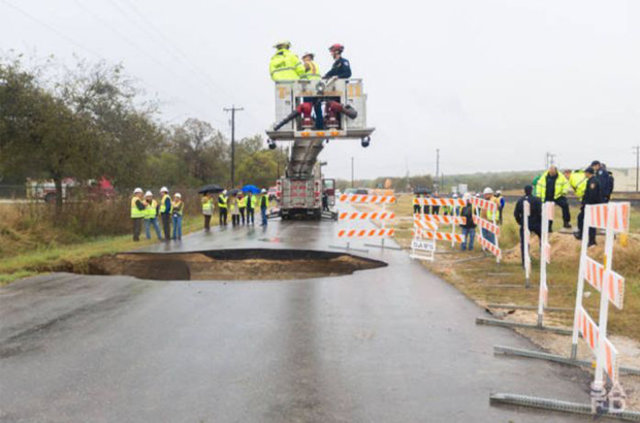 Yer yarıldı, içine girdiler! - 7
