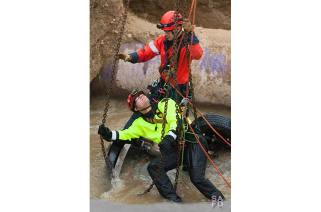 Yer yarıldı, içine girdiler! - 12