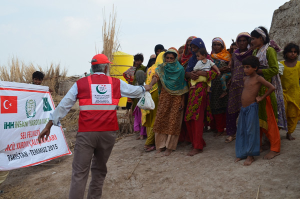 İHH Sel mağduru Pakistanlılara ulaştı - 899