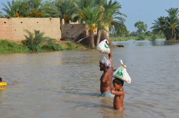İHH Sel mağduru Pakistanlılara ulaştı - 743