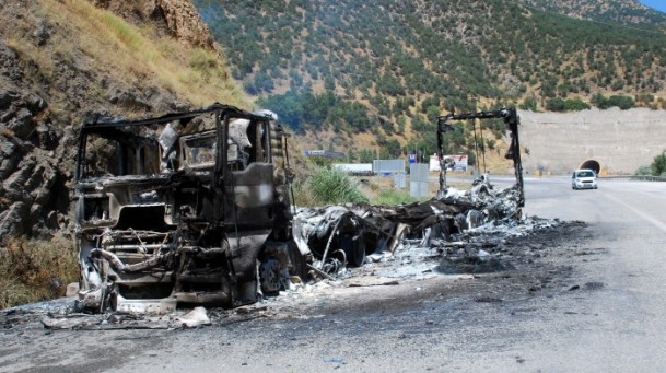 Yol kesen PKK'lılar araçları ateşe verdi - 677