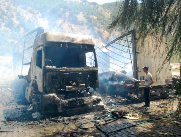 Yol kesen PKK'lılar araçları ateşe verdi - 880