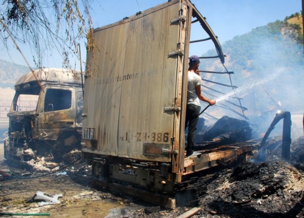 Yol kesen PKK'lılar araçları ateşe verdi - 635