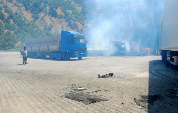Yol kesen PKK'lılar araçları ateşe verdi - 552