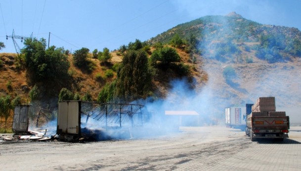 Yol kesen PKK'lılar araçları ateşe verdi - 552