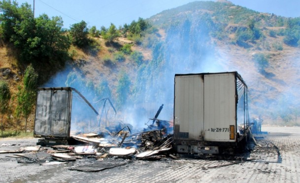 Yol kesen PKK'lılar araçları ateşe verdi - 707