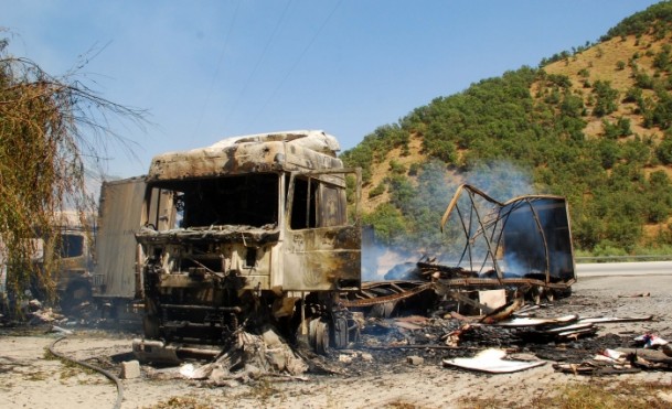 Yol kesen PKK'lılar araçları ateşe verdi - 543