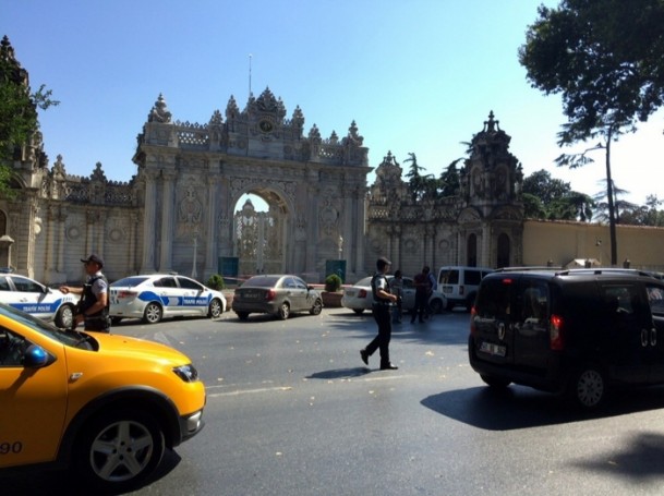 Dolmabahçe'de polise silahlı saldırı - 1