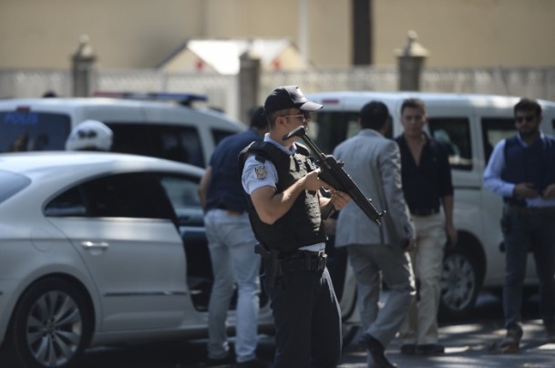 Dolmabahçe'de polise silahlı saldırı - 5