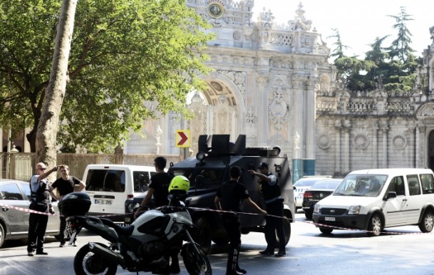 Dolmabahçe'de polise silahlı saldırı - 12