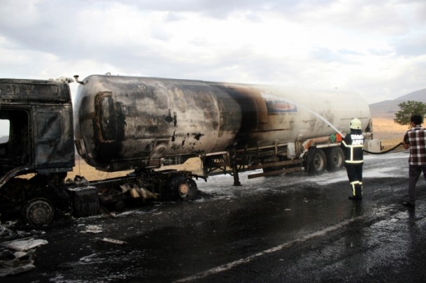 Karakola gaz yüklü tankerle saldırı girişimi - 6