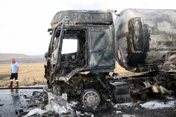 Karakola gaz yüklü tankerle saldırı girişimi - 1