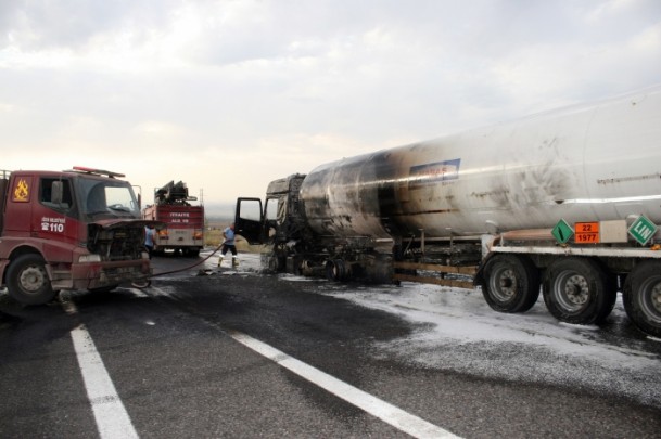 Karakola gaz yüklü tankerle saldırı girişimi - 2