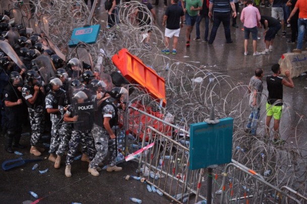 Lübnan'da 'yolsuzluk' ve 'çöp' krizi büyüyor - 819