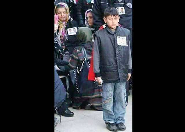 Yırtık ayakkabısıyla yürekleri sızlatmıştı...  Türkiye o çocuğa sahip çıktı! - 1