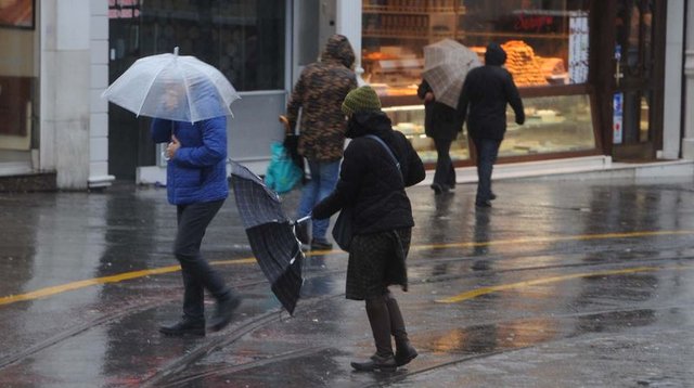 İştanbul'da beklenen yağış başladı! Bu saatlere dikkat! - 2