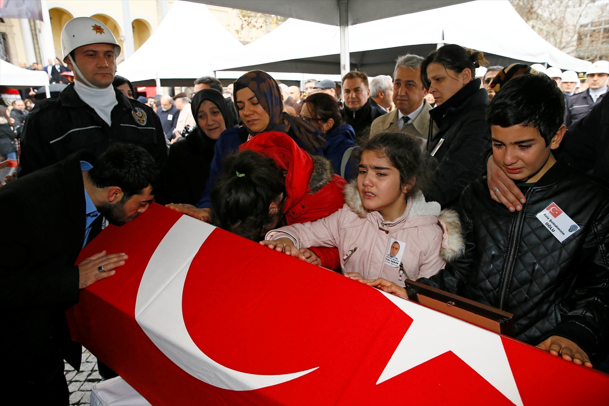 İzmir, şehit polis Fethi Sekin'i son yolculuğuna uğurladı - 3