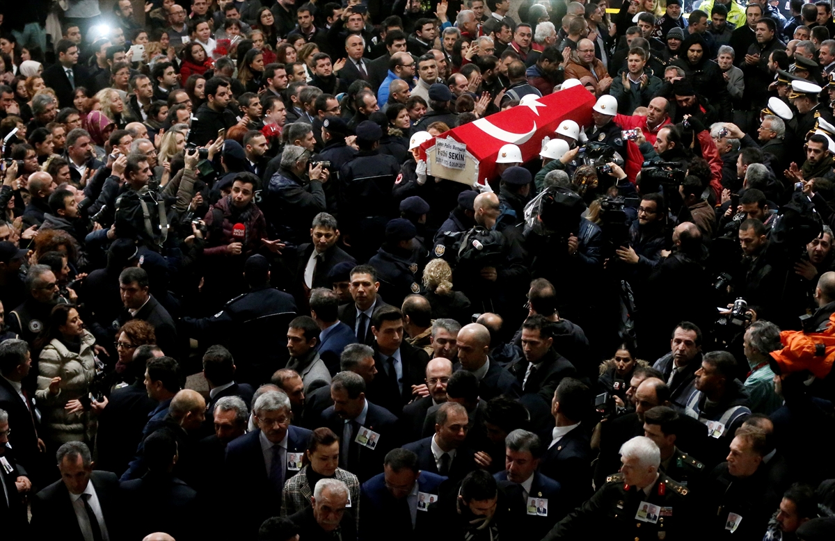 İzmir, şehit polis Fethi Sekin'i son yolculuğuna uğurladı - 3