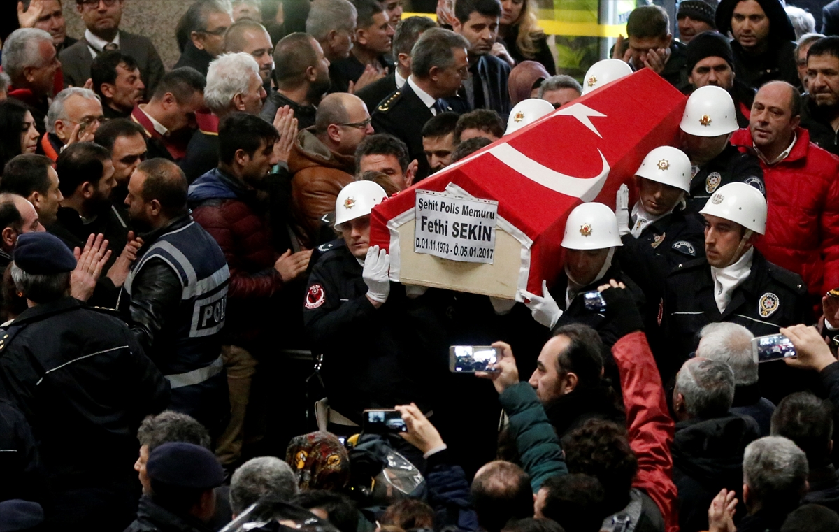 İzmir, şehit polis Fethi Sekin'i son yolculuğuna uğurladı - 2