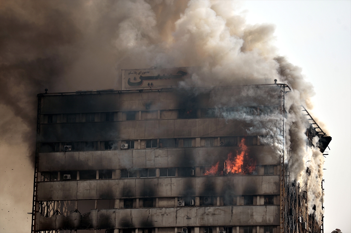 Tahran'da 17 katlı iş yeri çöktü - 1