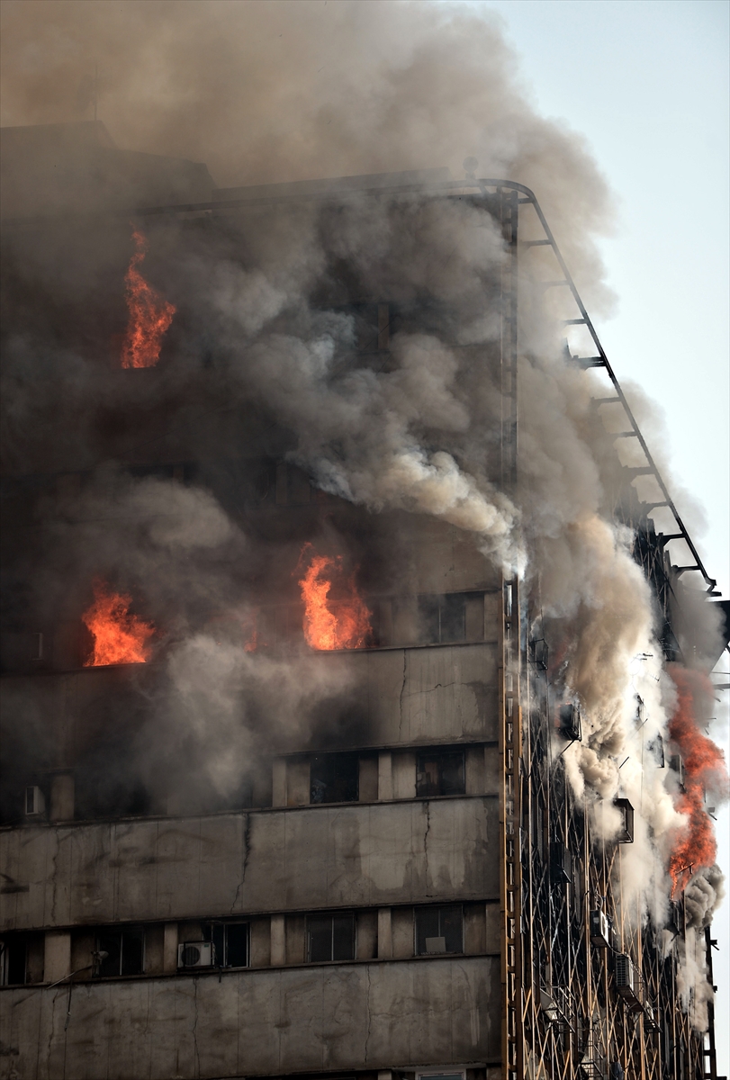 Tahran'da 17 katlı iş yeri çöktü - 5