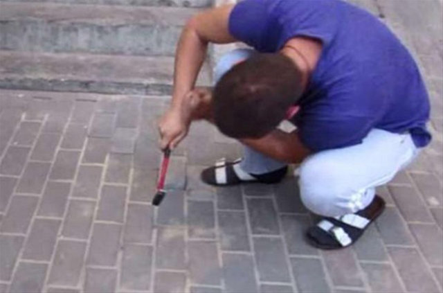 Rusya'da akılalmaz olay! Kaldırım taşlarını sökünce... - 1