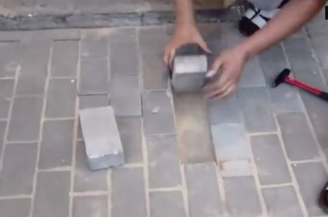 Rusya'da akılalmaz olay! Kaldırım taşlarını sökünce... - 3