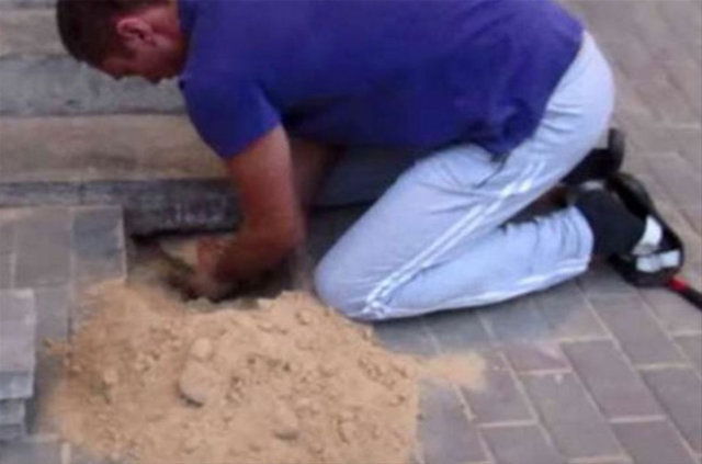 Rusya'da akılalmaz olay! Kaldırım taşlarını sökünce... - 5