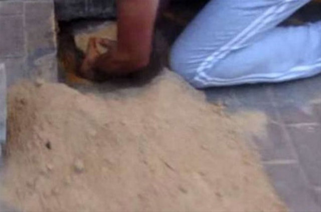 Rusya'da akılalmaz olay! Kaldırım taşlarını sökünce... - 7