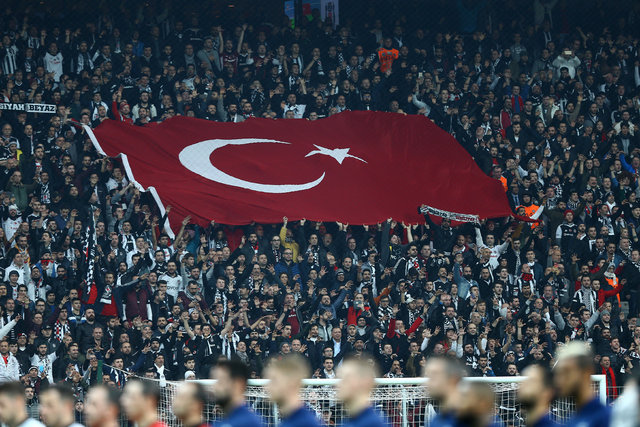 Derbiye bilet bulamadılar, gece tırmanıp stada girdiler! - 2