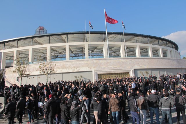 Derbiye bilet bulamadılar, gece tırmanıp stada girdiler! - 11