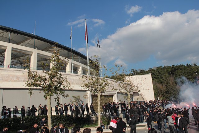 Derbiye bilet bulamadılar, gece tırmanıp stada girdiler! - 3