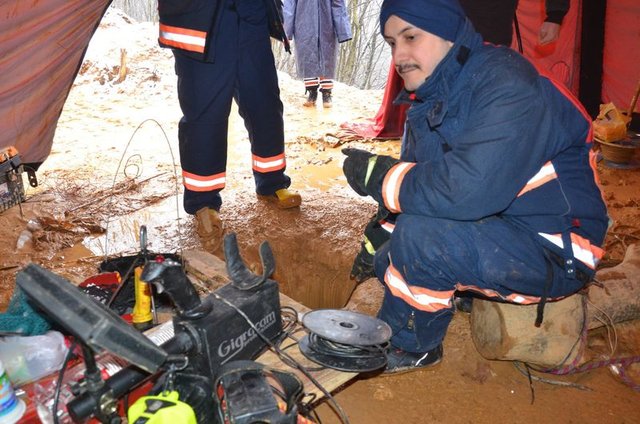 Beykoz'da kuyuya düşen köpek böyle kurtarıldı - 13