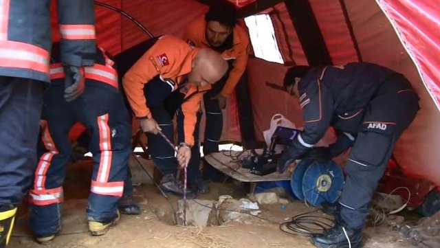 Beykoz'da kuyuya düşen köpek böyle kurtarıldı - 14