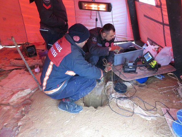 Beykoz'da kuyuya düşen köpek böyle kurtarıldı - 16