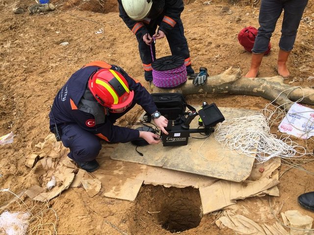 Beykoz'da kuyuya düşen köpek böyle kurtarıldı - 15