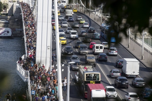 Macaristan'daki göçmeler Avusturya'ya ilerliyor - 1