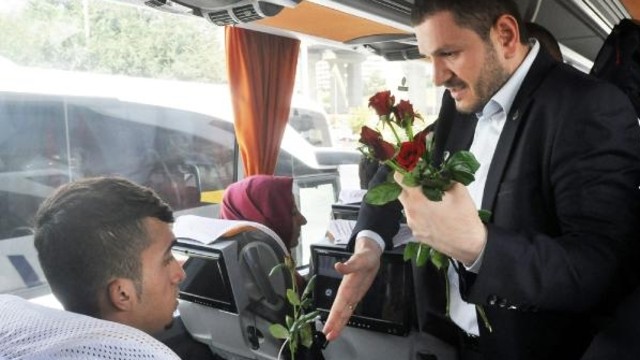 Doğu'ya giden yolculara gül dağıttılar - 3