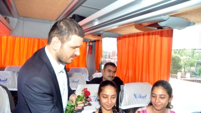 Doğu'ya giden yolculara gül dağıttılar - 5