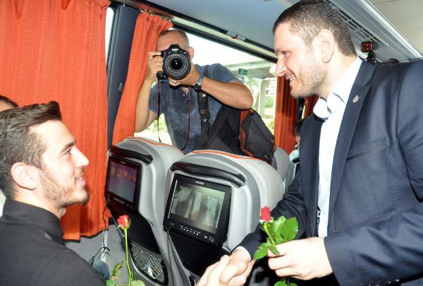 Doğu'ya giden yolculara gül dağıttılar - 1