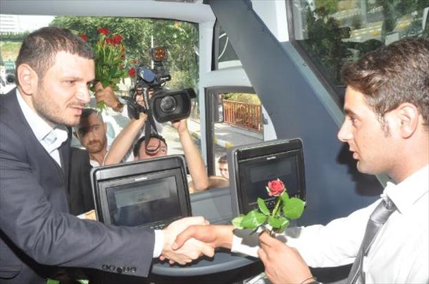Doğu'ya giden yolculara gül dağıttılar - 4