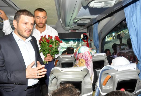 Doğu'ya giden yolculara gül dağıttılar - 6