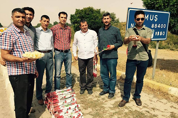 Doğu'ya giden yolculara gül dağıttılar - 10