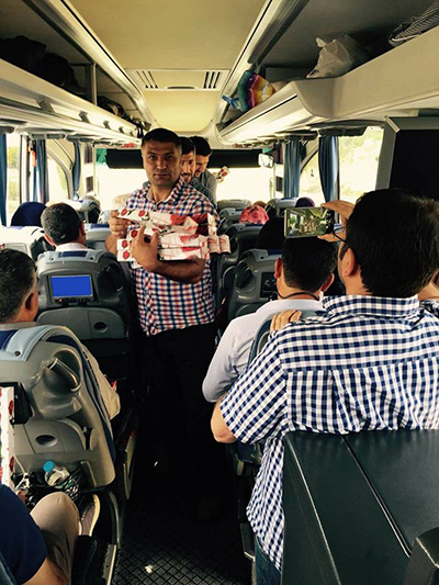 Doğu'ya giden yolculara gül dağıttılar - 12