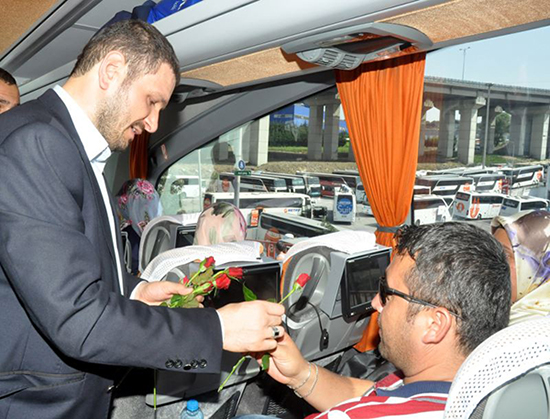 Doğu'ya giden yolculara gül dağıttılar - 7