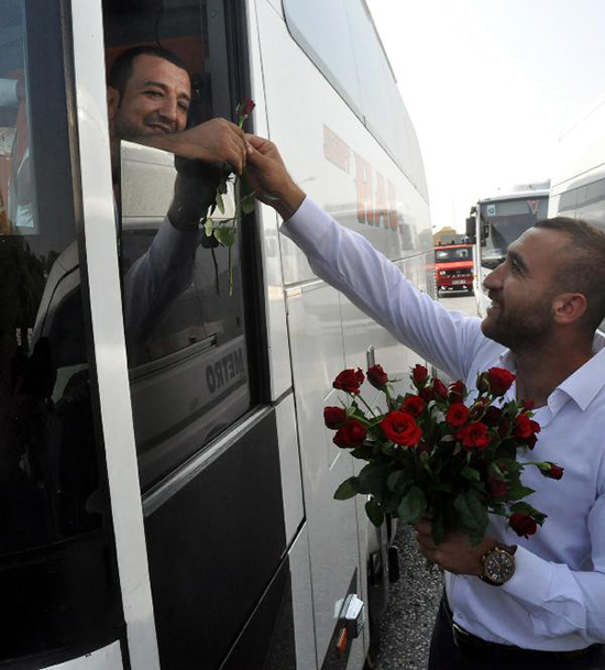 Doğu'ya giden yolculara gül dağıttılar - 8