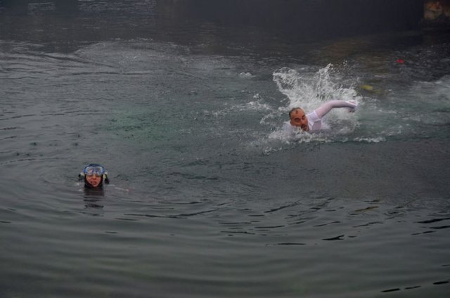 Kocaeli'de belediye başkanı bir anda denize atladı! - 6