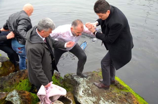 Kocaeli'de belediye başkanı bir anda denize atladı! - 10